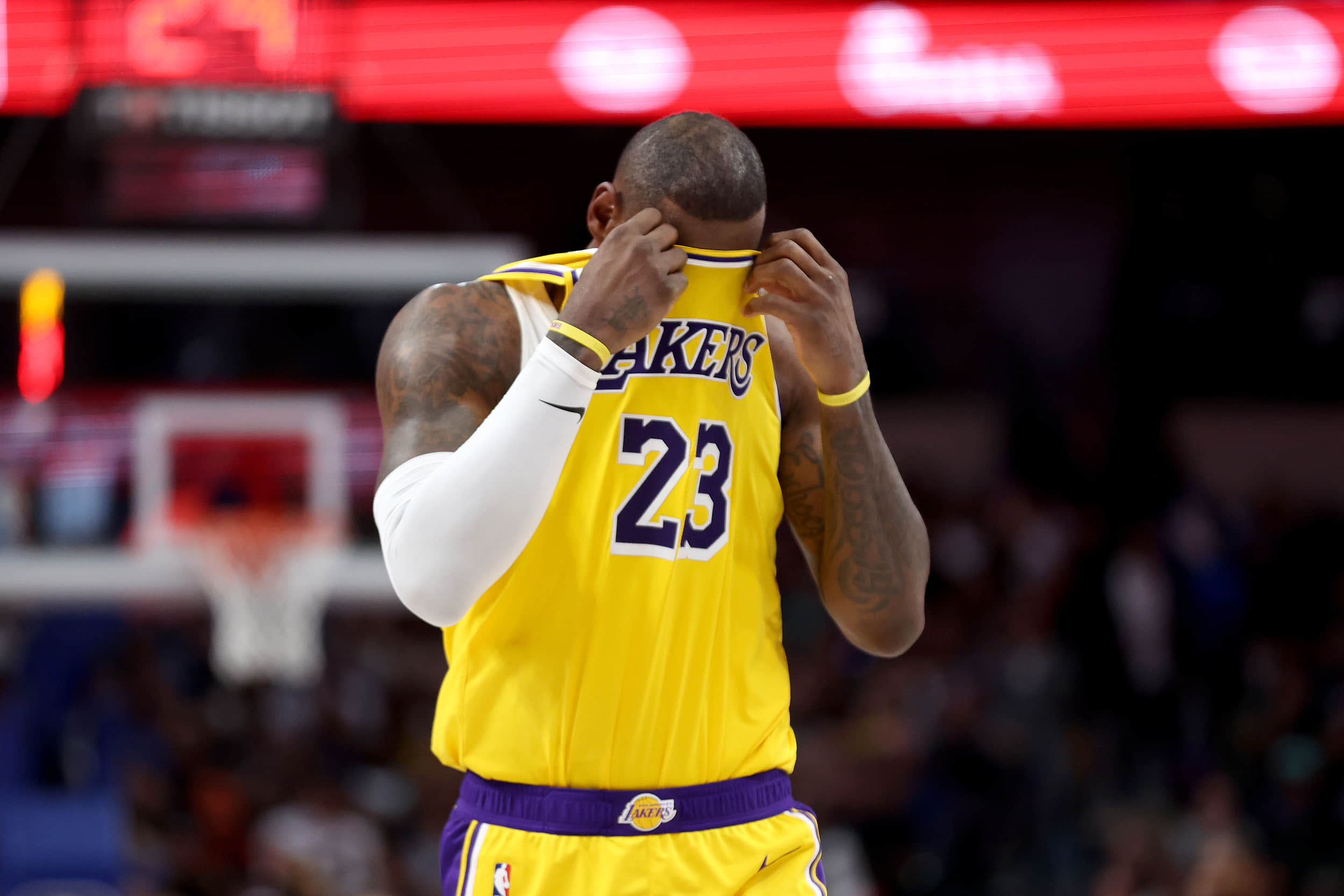 🥇詹姆斯今日14中3得到11分 连续1226场比赛得分上双继续刷新NBA纪录