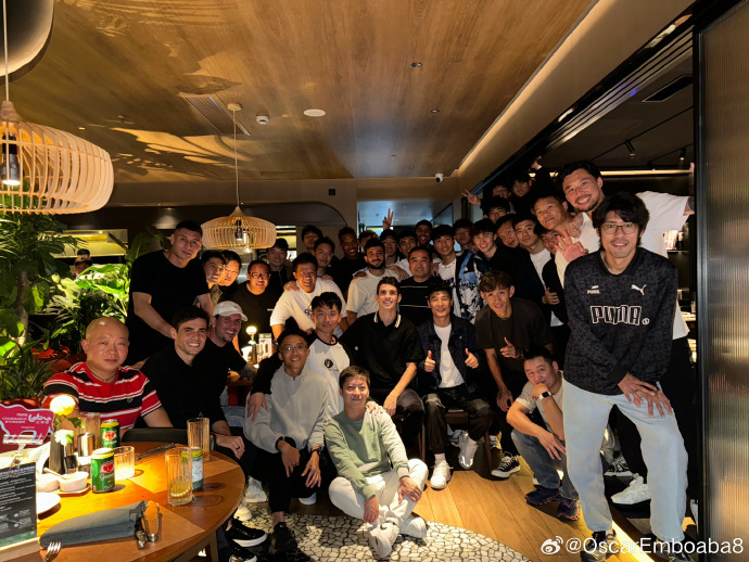 ❤️奥斯卡发布与海港队友聚餐照并配文：今晚的家庭聚餐太开心了 我爱这个大家庭