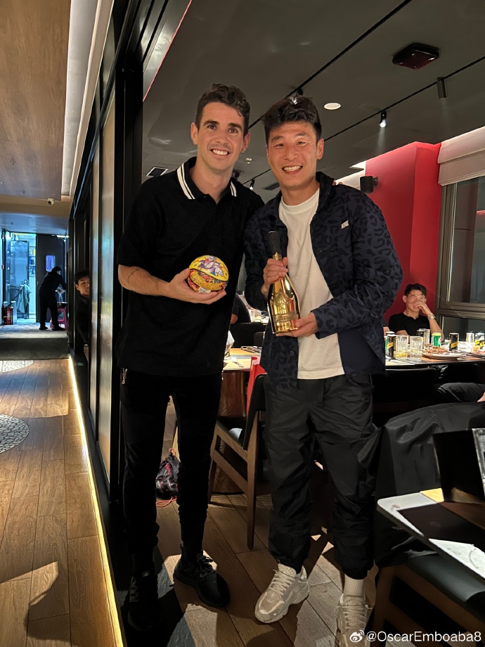 ❤️奥斯卡发布与海港队友聚餐照并配文：今晚的家庭聚餐太开心了 我爱这个大家庭