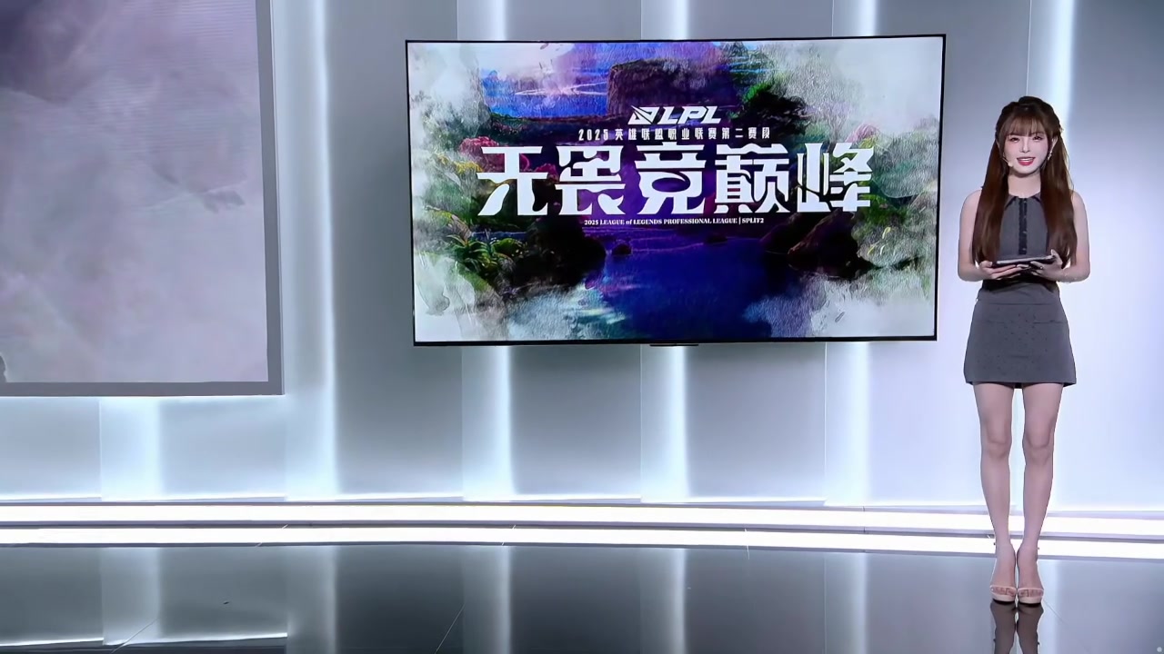 本场LPL互动女主持人泱泱出镜：无袖连衣裙，这腿真的润👍